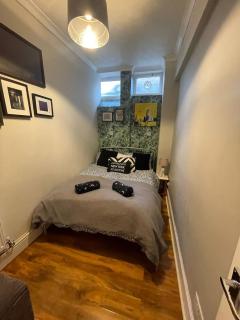 Arty hideaway with courtyard near beach - 6