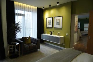 Crown Plaza Luxury Suite - 5