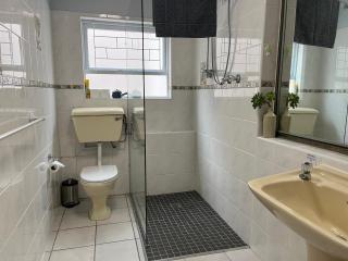 By The Beach - Beachfront Apartment & Home - 9