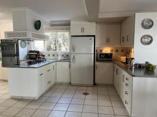 By The Beach - Beachfront Apartment & Home - 8