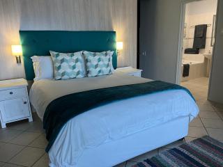 By The Beach - Beachfront Apartment & Home - 6