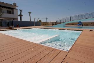 Pool-view flat with fenced garden - 4