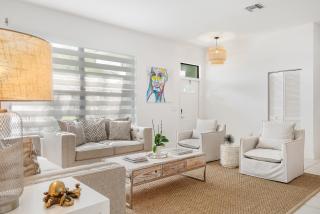 Three-Bedroom House - Best area-Heated Pool-Spa and Sauna Close to Beaches - 4