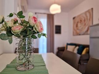 Elegant pool-front flat with fenced garden - 5