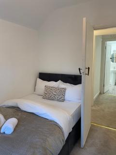 3x Double, 2x Bathrooms, Central & Parking - 2