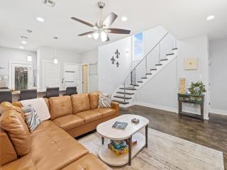 Cozy 3 Bedroom Townhome, Central located with a Garage - 0