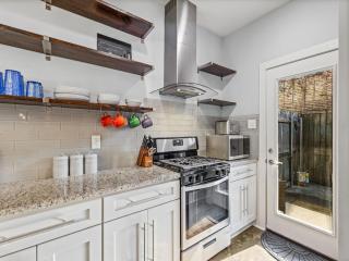 Cozy 3 Bedroom Townhome, Central located with a Garage - 8