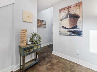 Cozy 3 Bedroom Townhome, Central located with a Garage - 7