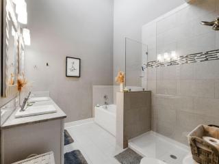 Cozy 3 Bedroom Townhome, Central located with a Garage - 6