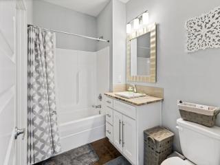 Cozy 3 Bedroom Townhome, Central located with a Garage - 1
