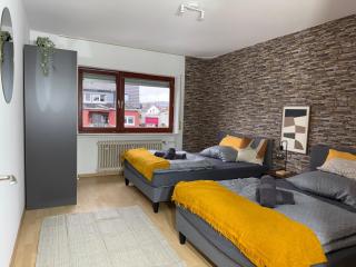 Frankfurt Work and Rest- 4 Bedrooms- 2 WCs- free Parking- 5 Queen size beds- Fast WiFi- roller shutters - 6