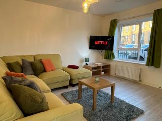 Two Bedroom House with Free Parking - 0