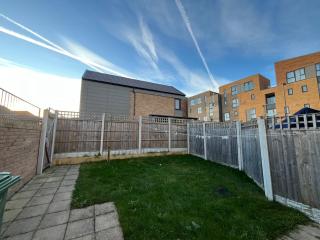 Two Bedroom House with Free Parking - 6