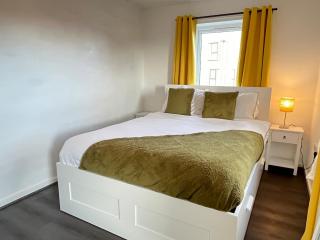 Two Bedroom House with Free Parking - 3