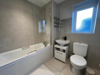 Two Bedroom House with Free Parking - 4