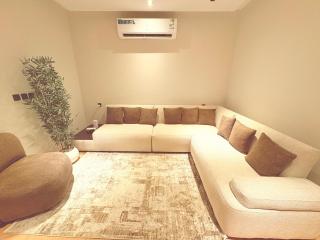 Modern 3 Bedroom Apartment with Private Bathrooms perfect for families and groups near the University and Haramain train station ثلاث غرف نوم مع حمام خاص لكل غرفة قرب الجامعة ومحطة قطار الحرمين مناسبة للعائلات والمجموعات - 5