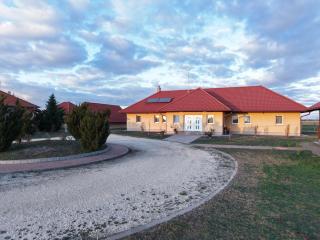 Bencsik Tanya Szentkirály - Szálláshely & Rendezvényház - 0