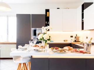 LAKESIDE SERENITY ESCAPE - Free Wi-Fi and Private Parking Included - 6