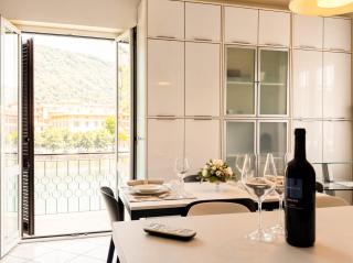 LAKESIDE SERENITY ESCAPE - Free Wi-Fi and Private Parking Included - 2