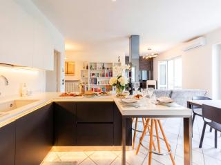 LAKESIDE SERENITY ESCAPE - Free Wi-Fi and Private Parking Included - 4