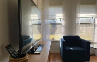 Creekside Artists Flat w Spa Tub & Garden! - 3