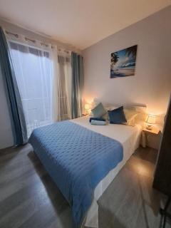 Sea Aura - Deluxe Beach Apartment - 2