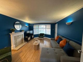Silver Crest - Beautiful 4 Bedroom House - Free Private Parking - Business Professionals - Work Long Stays - Families - Free Wi-Fi - Easy access to City Centre and Motorways - 1