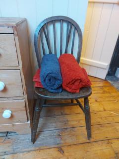 Restful attic room in riverside spot - 5