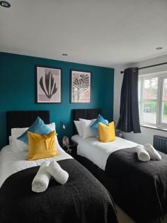 Silver Crest - Modern 4 Bedroom Detached House - Free Private Parking - Located in Quiet Neighbourhood - Free Wi-Fi - Easy access to City Centre and Motorways - 0