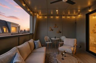 Showboat Vibes Murals Karaoke Stage Free Parking - 0