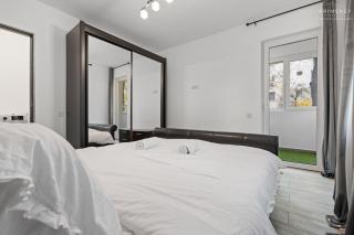 Stylish Blue Haven 1 BR Balcony Access - 1