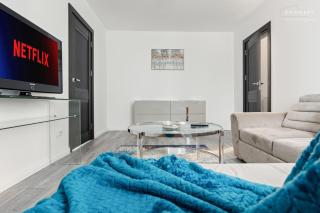 Stylish Blue Haven 1 BR Balcony Access - 4