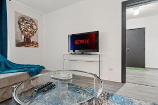 Stylish Blue Haven 1 BR Balcony Access - 5