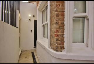 Amazing 2 Bedroom Garden Flat - 9