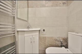 Amazing 2 Bedroom Garden Flat - 8