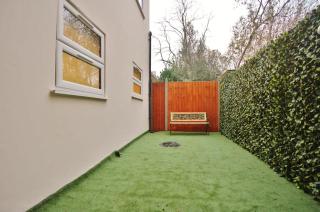 Amazing 2 Bedroom Garden Flat - 2