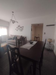 Comodo departamento zona La Perla - 0