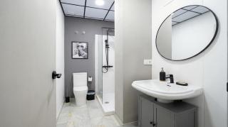 Brand-New 2BR Apt Near Center - FREE Parking - 1
