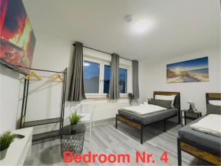 STN Royale Suite - Ferienwohnung mit 4 Schlafzimmer, 8 Big Beds, Parkplatz & Balkon, Highspeed WLAN, Netflix Premium, Zentral zu Audi & Schwarz Gruppe - 1