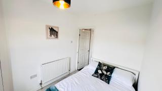 Pengam House Cardiff 3 Bedroom 2 Bathroom with free parking work desk fast internet close to City Center - 7