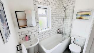 Pengam House Cardiff 3 Bedroom 2 Bathroom with free parking work desk fast internet close to City Center - Cardiff - 6
