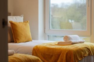 Modern 3 Bed Home - Great for Groups - Free Parking - Hosted by Stay Host Save - 2