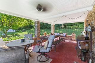 RIVERSIDE STORYBOOK COTTAGE sleeps 8-10 - 8