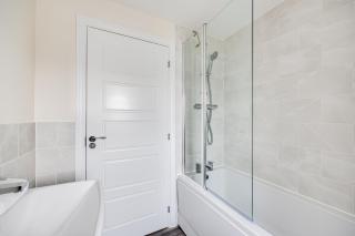 Detached House in Brooklands - Prime Location - Driveway Parking, Self-Check-In, Fast WiFi and Smart TV by Yoko Property - 6