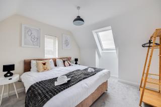 Detached House in Brooklands - Prime Location - Driveway Parking, Self-Check-In, Fast WiFi and Smart TV by Yoko Property - 8