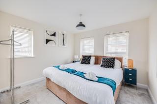 Detached House in Brooklands - Prime Location - Driveway Parking, Self-Check-In, Fast WiFi and Smart TV by Yoko Property - 4