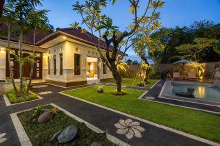 Arana Family Villa with Private Garden and Pool, 2BR, Kitchen, AC, free Parking - 0