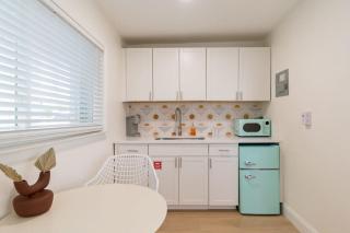 THE JUNI - Studio Steps to Beach Downtown - 9