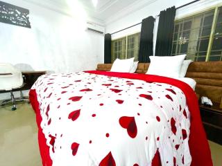 Deluxe Indulgence Hotel & Suites - 9