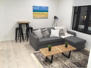 Hoffy's Place - Modern one bedroom with AC - 3